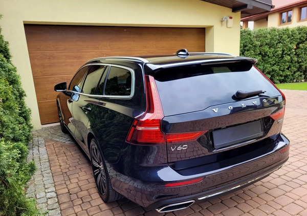 Volvo V60 cena 93600 przebieg: 184000, rok produkcji 2019 z Opoczno małe 352